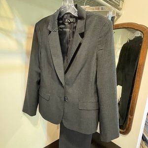 Kaspar suit size 10 excellent condition